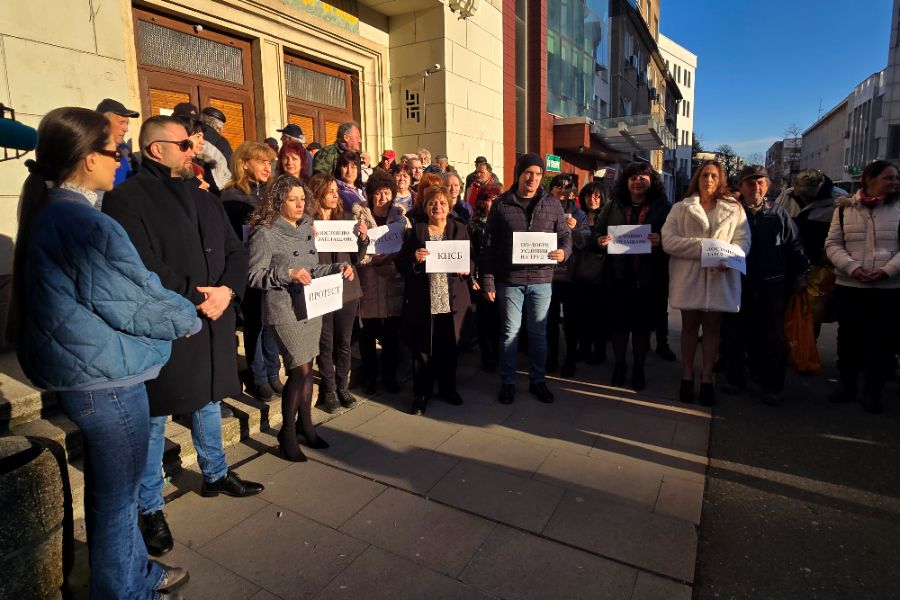 Пенсионери очакват парите си, докато служители на "Български пощи" протестират.