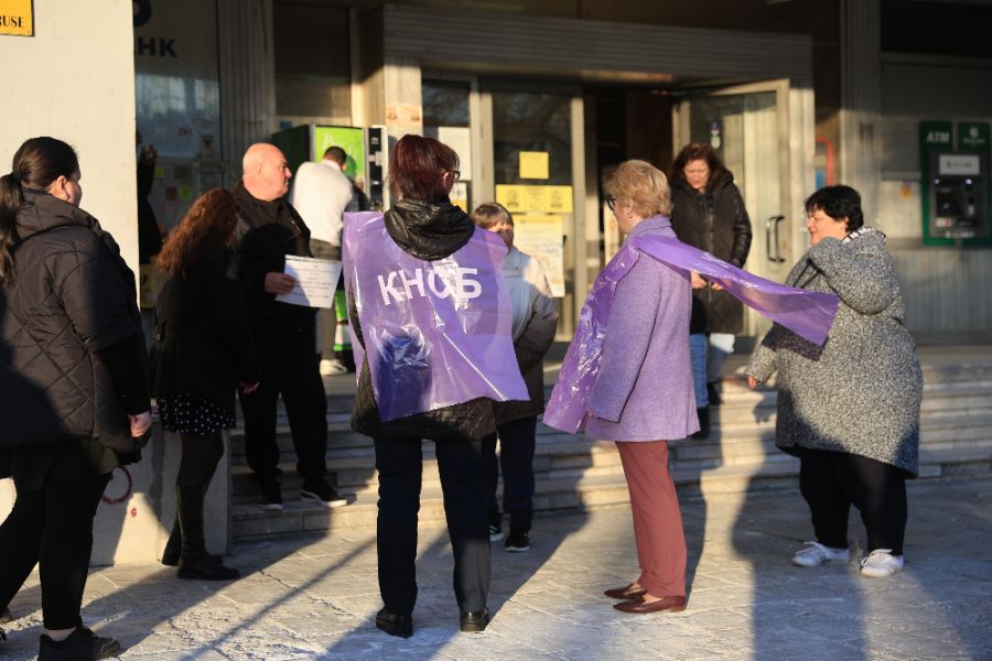 Пенсионери очакват парите си, докато служители на "Български пощи" протестират.