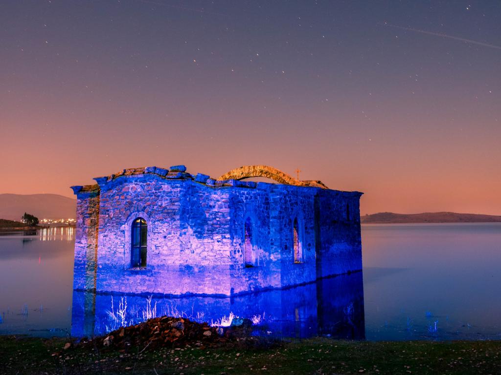 Потопената църква "Свети Иван Рилски"на язовир "Жребчево"