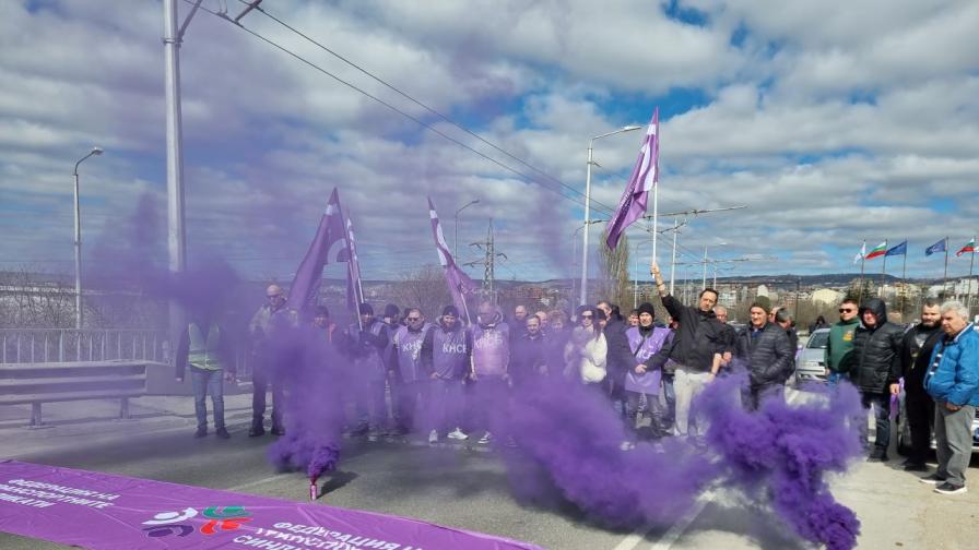 Служители на градския транспорт блокираха Аспаруховия мост