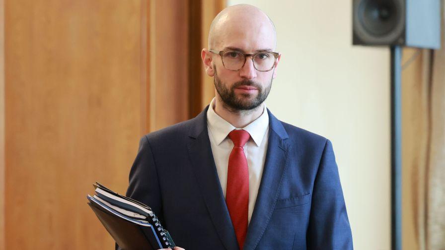 Финансовият министър: Готови сме да защитим гражданите при ръст на цените на горивата