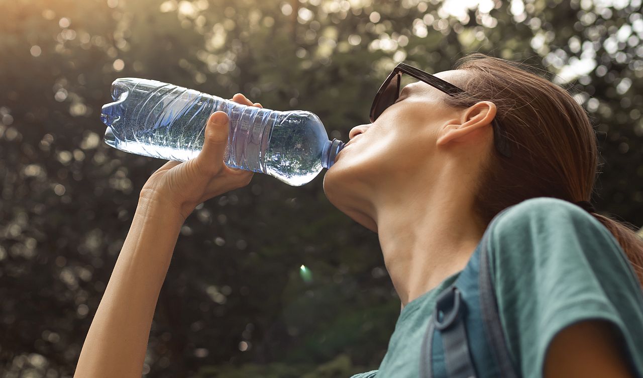 <p><strong>Пластмасови бутилки за вода</strong></p>

<p>Преди няколко години имаше опасения, че пластмасовите бутилки за вода съдържат предполагаемия канцероген диетилхексил адипат (DEHA). Това обаче е мит и DEHA не може да бъде класифициран по отношение на канцерогенността му за хората.</p>