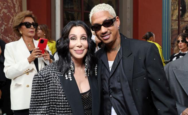 Шер провокира слухове за таен брак – появи се с огромен пръстен на сватбата на сина си