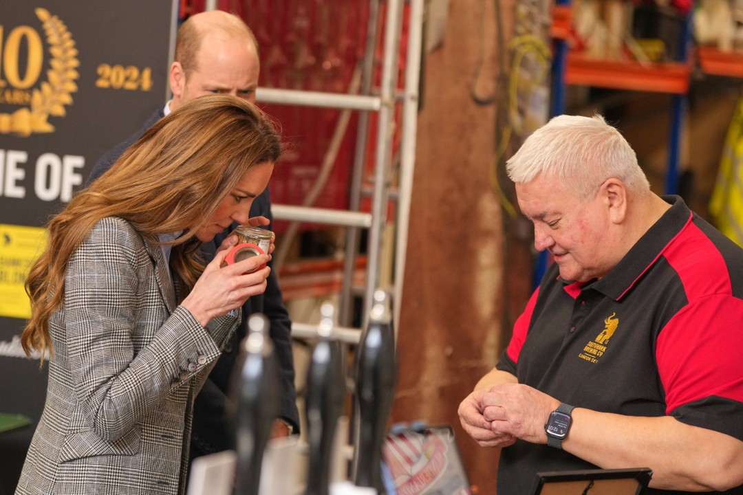 <p>Огромни тълпи се събраха в четвъртък, за да зърнат кралската двойка, която дори се включи в обслужването на клиенти. Кейт собственоръчно приготви кафе на Уилям, но той учтиво го отказа, след като разбра, че напитката не е безкофеинова.</p>