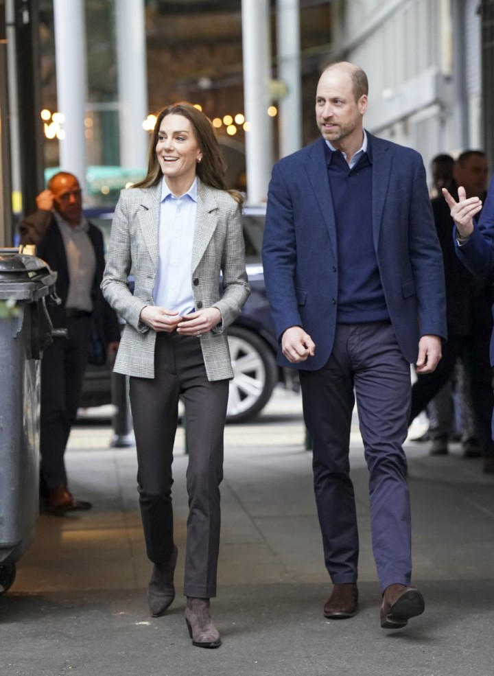 <p>Огромни тълпи се събраха в четвъртък, за да зърнат кралската двойка, която дори се включи в обслужването на клиенти. Кейт собственоръчно приготви кафе на Уилям, но той учтиво го отказа, след като разбра, че напитката не е безкофеинова.</p>