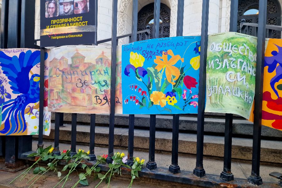 <p>Граждани протестират в центъра на София с искане да се разкрие истината за случаите "Петрохан" и "Околчица".</p>