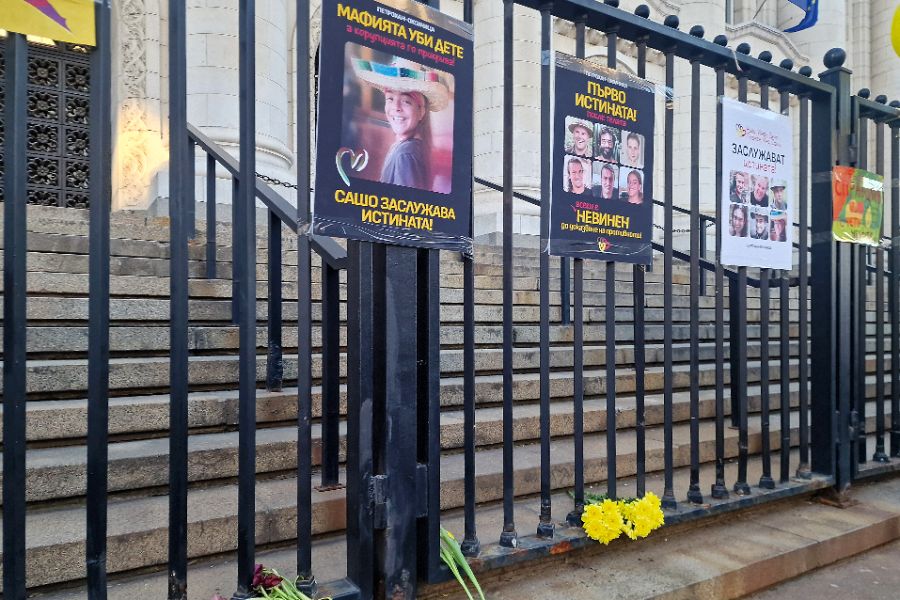 <p>Граждани протестират в центъра на София с искане да се разкрие истината за случаите "Петрохан" и "Околчица".</p>