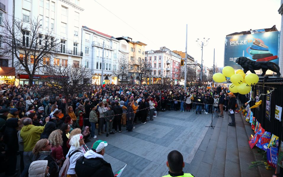 <p>Граждани протестират в центъра на София с искане да се разкрие истината за случаите "Петрохан" и "Околчица".</p>