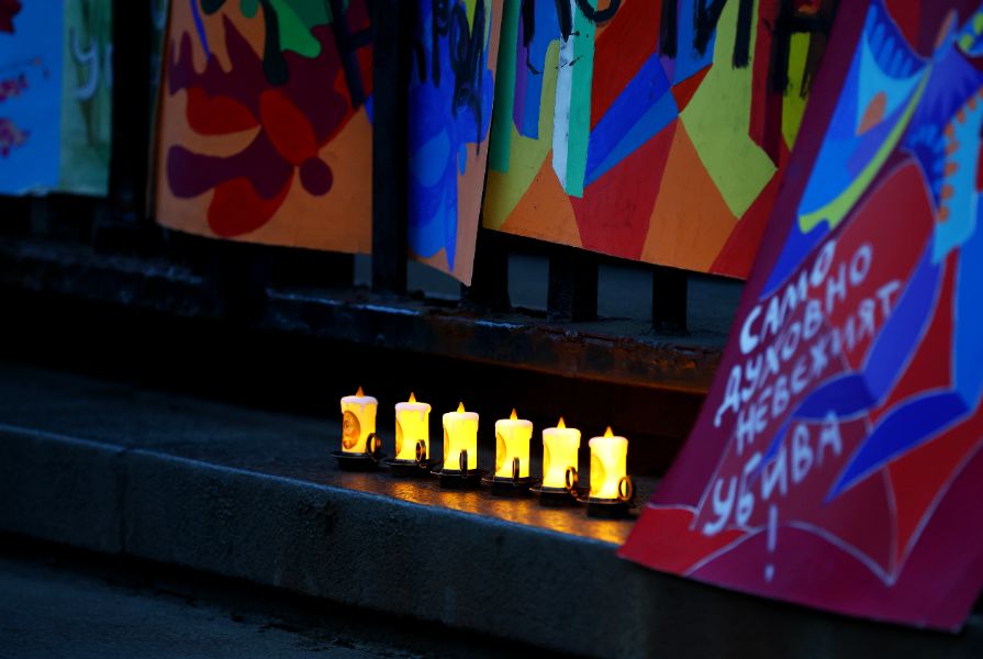 <p>Граждани протестират в центъра на София с искане да се разкрие истината за случаите "Петрохан" и "Околчица".</p>