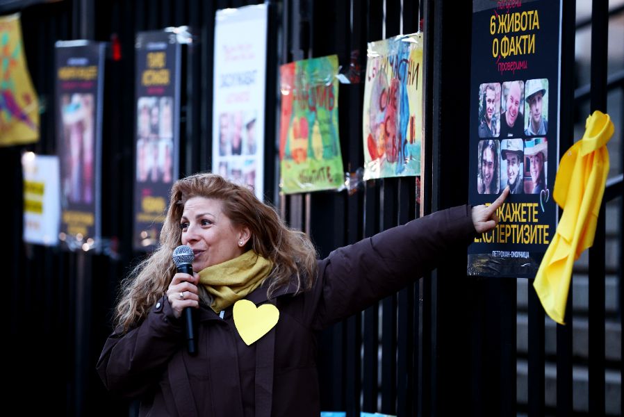 <p>Граждани протестират в центъра на София с искане да се разкрие истината за случаите "Петрохан" и "Околчица".</p>