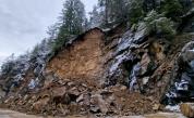 Срути се скална маса по пътя Хвойна – Чепеларе, движението е затруднено