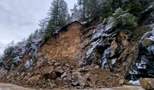 Срути се скална маса по пътя Хвойна – Чепеларе, движението е затруднено
