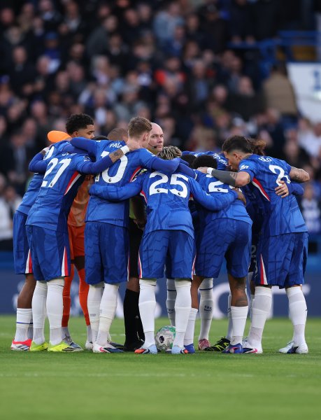 Играчите на Челси обградиха съдията Пол Тиърни преди мача с1