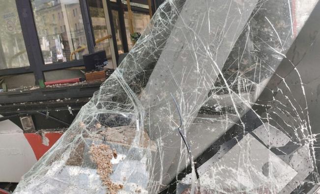 Електрически автобус помете три паркирани автомобила в Хасково