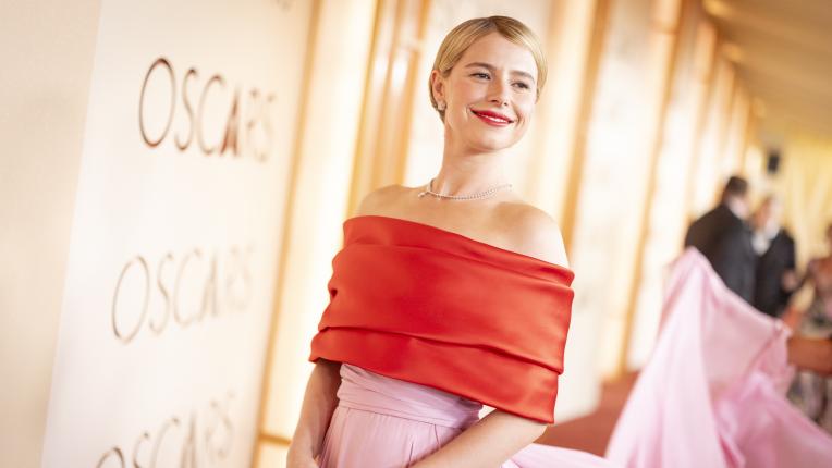 Топ 10 най-впечатляващи рокли от червения килим на Оскарите