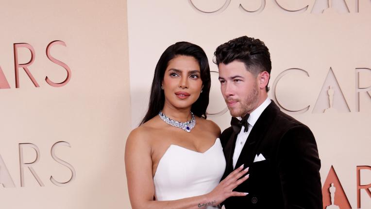 Топ 10 най-впечатляващи рокли от червения килим на Оскарите