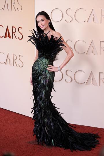 Топ 10 най-впечатляващи рокли от червения килим на Оскарите - снимка 5