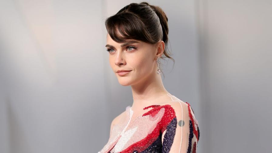 И наградата за най-странен тоалет отива при...: Кара Делевин шокира с „мускулна рокля“