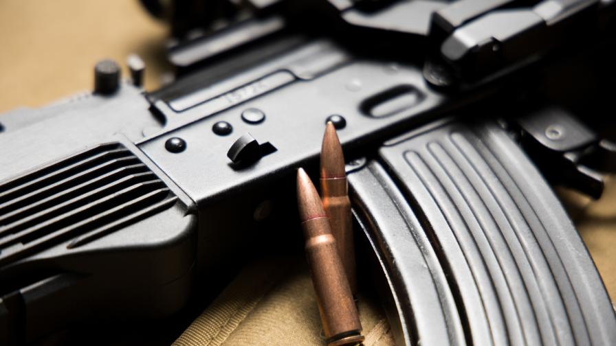 На адрес в София, "Калашников", картечен пистолет, кокаин и хероин