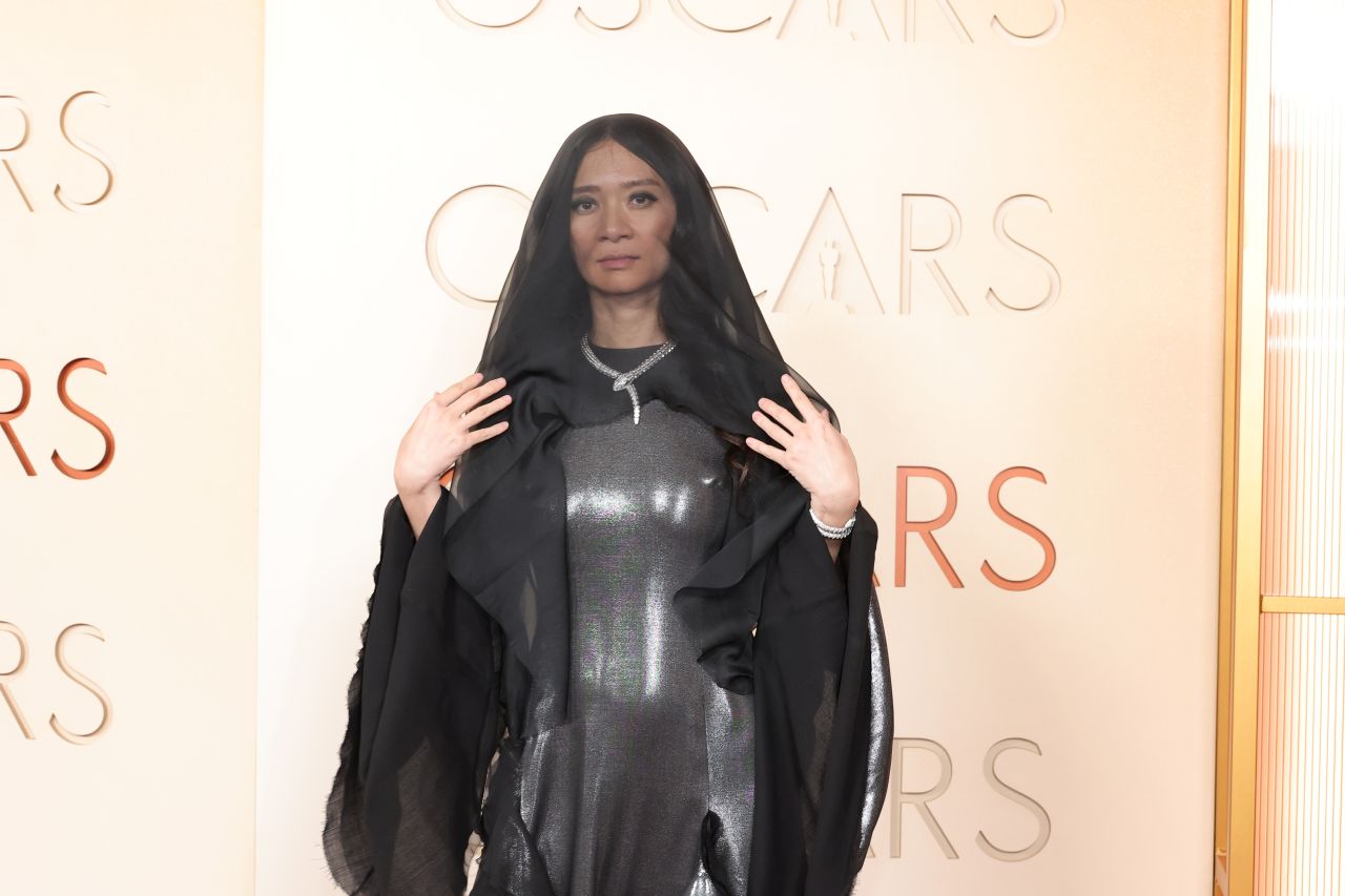 <p>Скрита под черен воал, режисьорката Клои Жао демонстрира визия, вдъхновена от &sbquo;силата да оставиш нещата да умрат&lsquo;.</p>