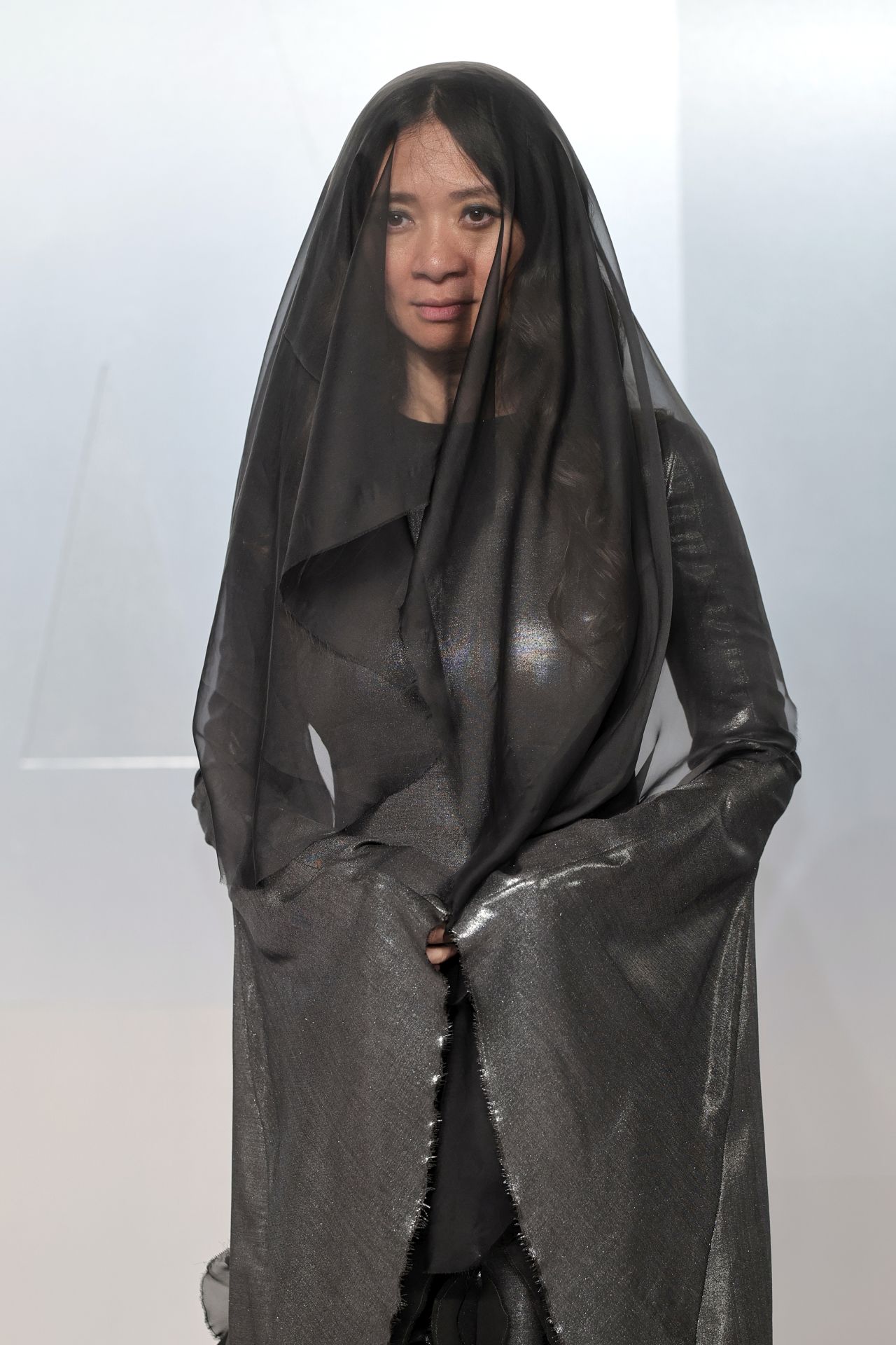 <p>Скрита под черен воал, режисьорката Клои Жао демонстрира визия, вдъхновена от &sbquo;силата да оставиш нещата да умрат&lsquo;.</p>