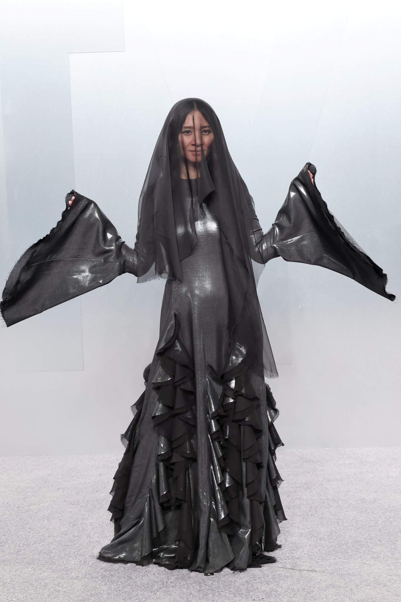 <p>Скрита под черен воал, режисьорката Клои Жао демонстрира визия, вдъхновена от &sbquo;силата да оставиш нещата да умрат&lsquo;.</p>