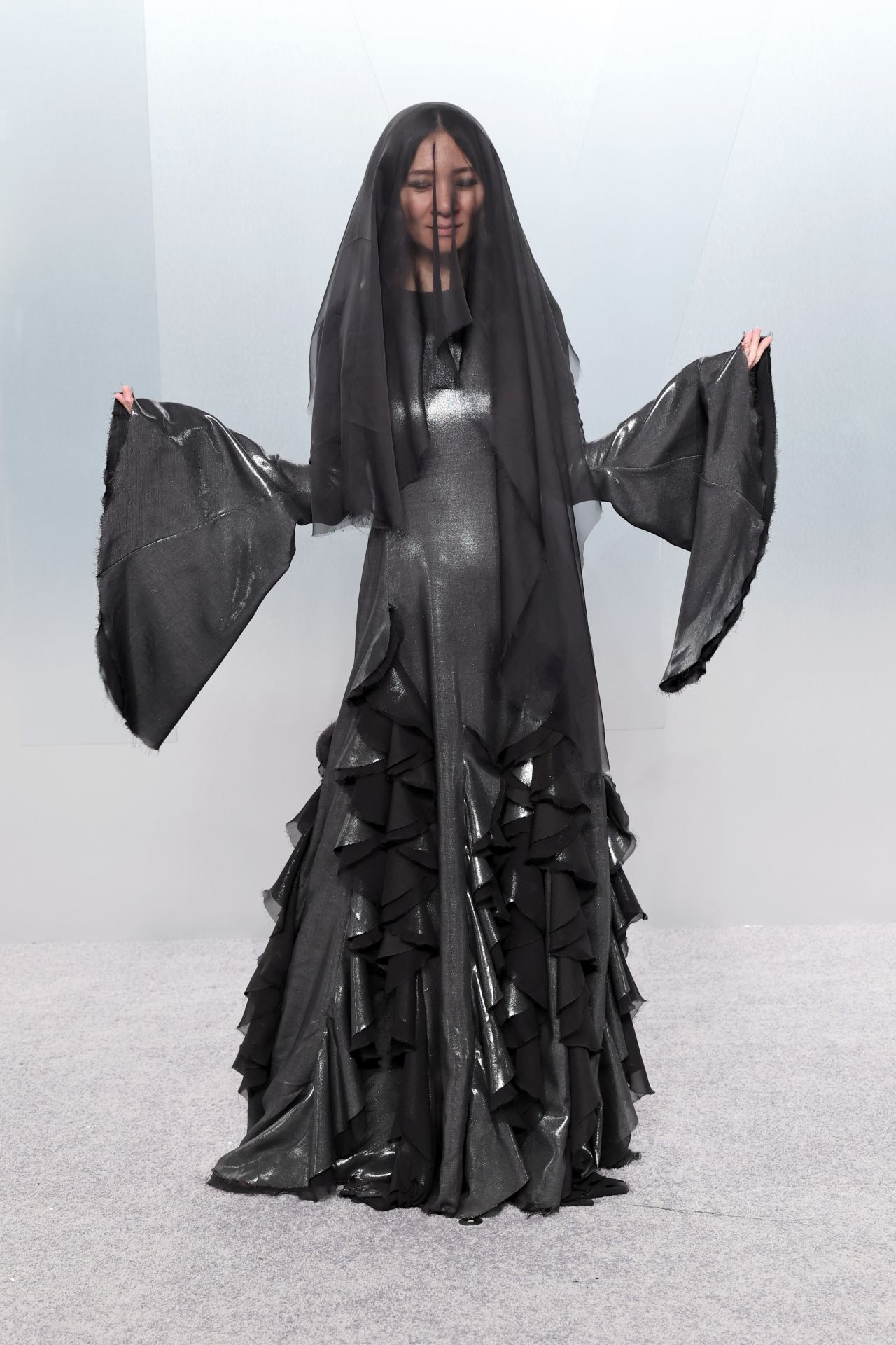 <p>Скрита под черен воал, режисьорката Клои Жао демонстрира визия, вдъхновена от &sbquo;силата да оставиш нещата да умрат&lsquo;.</p>