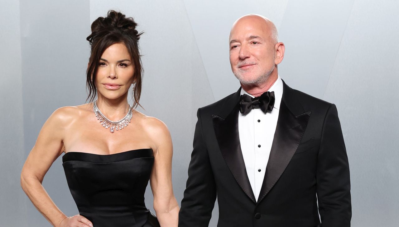 <p>Лорън Санчес и Джеф Безос демонстрираха безупречен стил и холивудски блясък на червения килим на най-престижното събитие след Оскарите &ndash; годишната вечер на Vanity Fair</p>