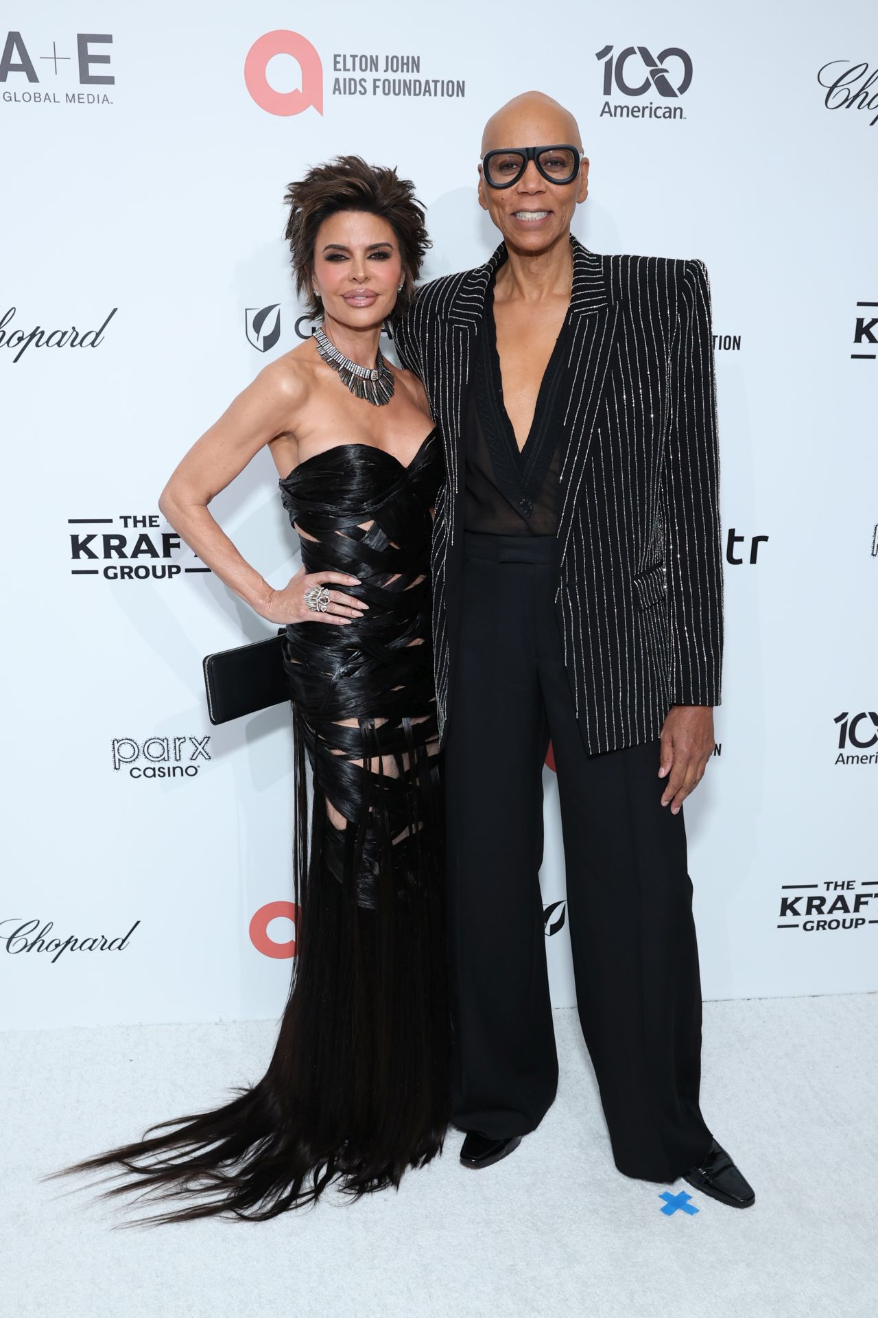 <p>Лиза Рина предизвика истински фурор, появявайки се в рокля, изработена от 5 килограма истинска коса и допълнена с диаманти за милиони &ndash; една визия, която отне 152 часа ръчен труд, за да пренапише правилата на червения килим</p>