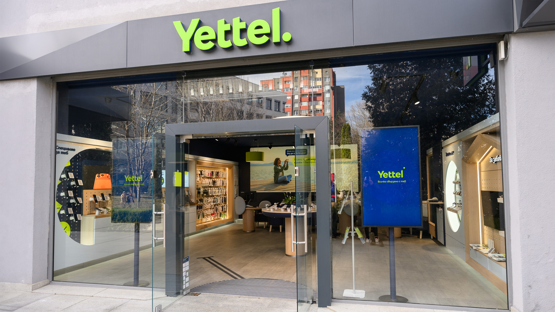 Yettel подобрява достъпността на магазините си с тактилни ленти за незрящи хора