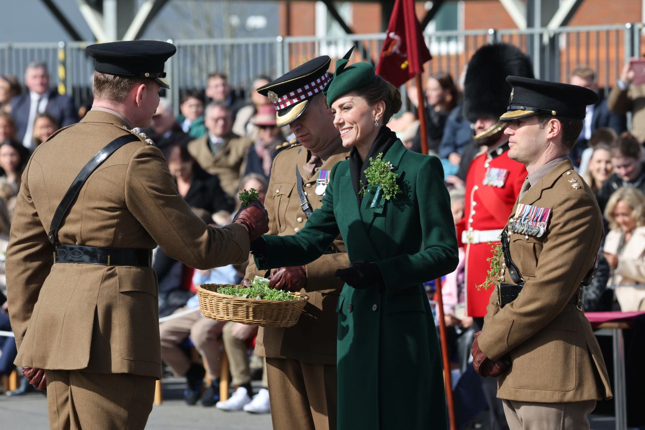 <p>Принцесата на Уелс отбеляза Деня на Свети Патрик с безупречен стил, напомняйки за еволюцията си в кралското семейство. Докато през 2012 г. тя беше просто съпруга на принц, днес Кейт е начело на полка, съчетавайки военната строгост с висшата мода.</p>