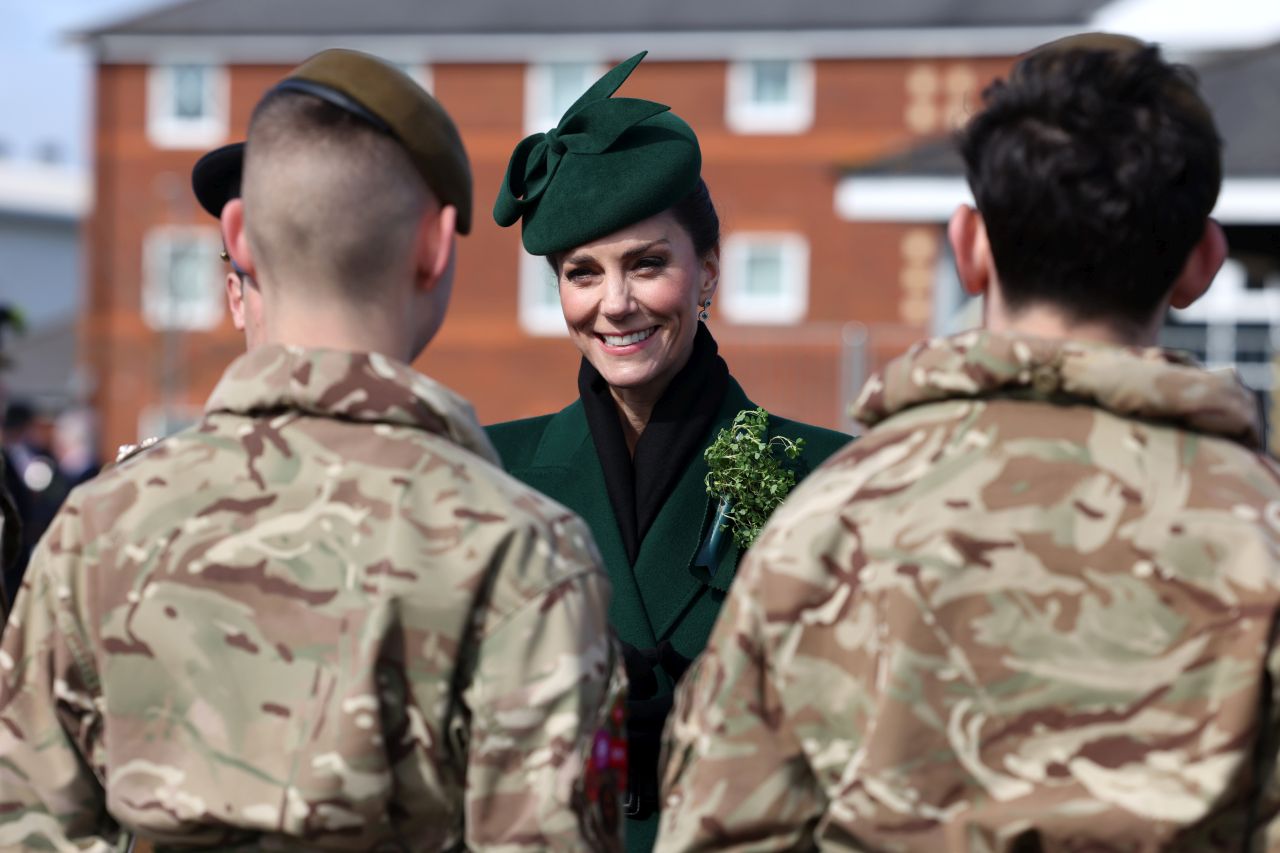 <p>Принцесата на Уелс отбеляза Деня на Свети Патрик с безупречен стил, напомняйки за еволюцията си в кралското семейство. Докато през 2012 г. тя беше просто съпруга на принц, днес Кейт е начело на полка, съчетавайки военната строгост с висшата мода.</p>