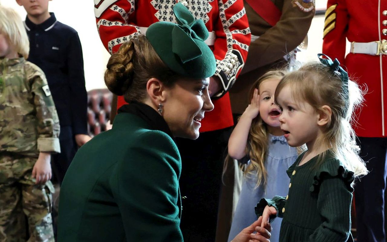<p>Принцесата на Уелс отбеляза Деня на Свети Патрик с безупречен стил, напомняйки за еволюцията си в кралското семейство. Докато през 2012 г. тя беше просто съпруга на принц, днес Кейт е начело на полка, съчетавайки военната строгост с висшата мода.</p>