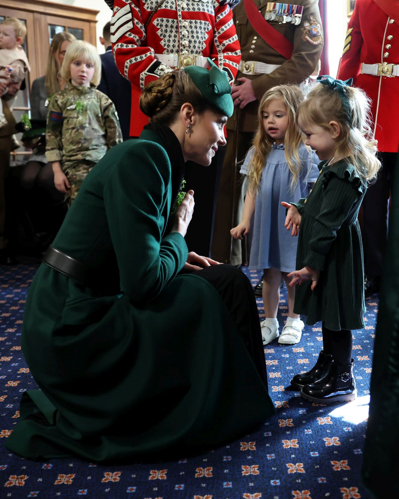 <p>Принцесата на Уелс отбеляза Деня на Свети Патрик с безупречен стил, напомняйки за еволюцията си в кралското семейство. Докато през 2012 г. тя беше просто съпруга на принц, днес Кейт е начело на полка, съчетавайки военната строгост с висшата мода.</p>
