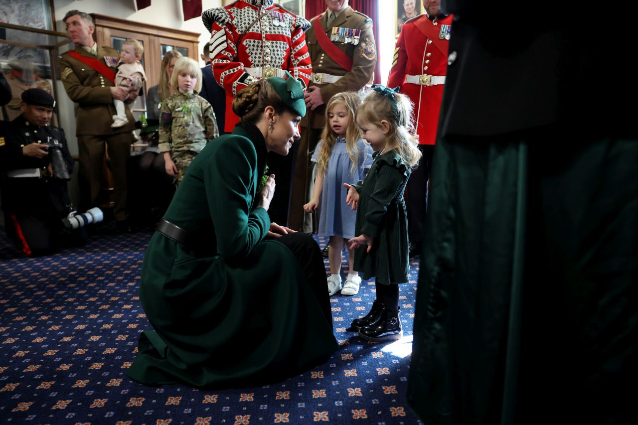 <p>Принцесата на Уелс отбеляза Деня на Свети Патрик с безупречен стил, напомняйки за еволюцията си в кралското семейство. Докато през 2012 г. тя беше просто съпруга на принц, днес Кейт е начело на полка, съчетавайки военната строгост с висшата мода.</p>