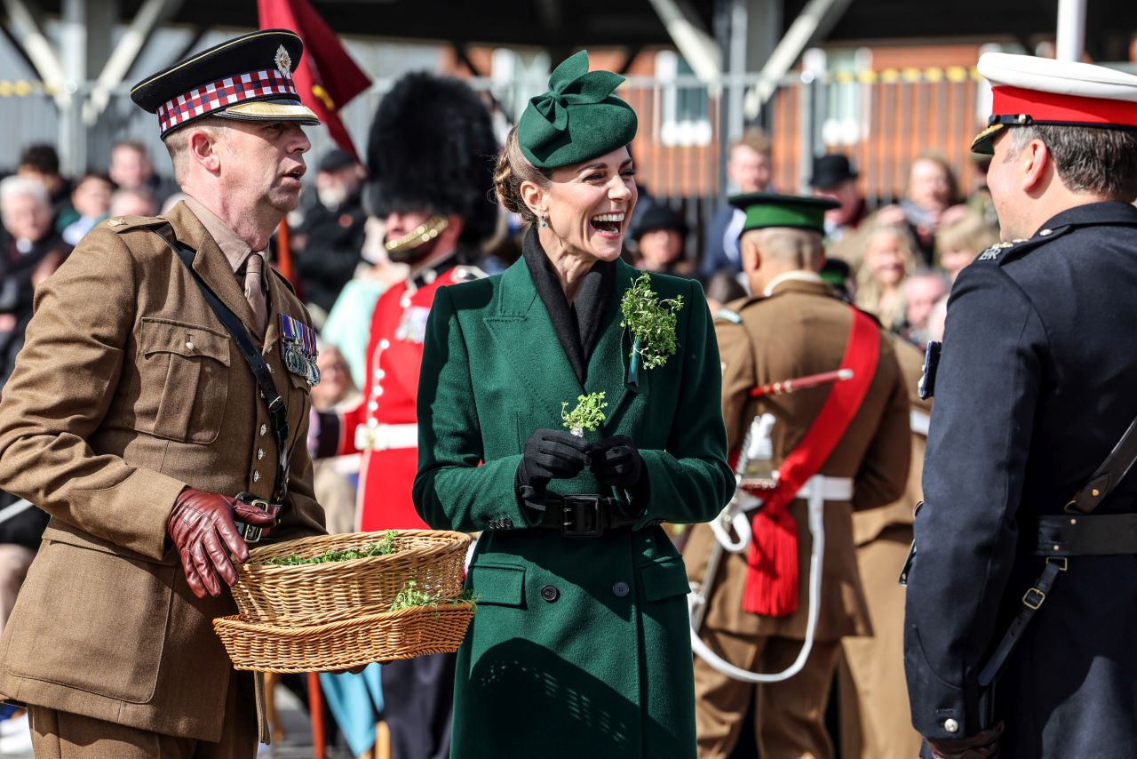 <p>Принцесата на Уелс отбеляза Деня на Свети Патрик с безупречен стил, напомняйки за еволюцията си в кралското семейство. Докато през 2012 г. тя беше просто съпруга на принц, днес Кейт е начело на полка, съчетавайки военната строгост с висшата мода.</p>