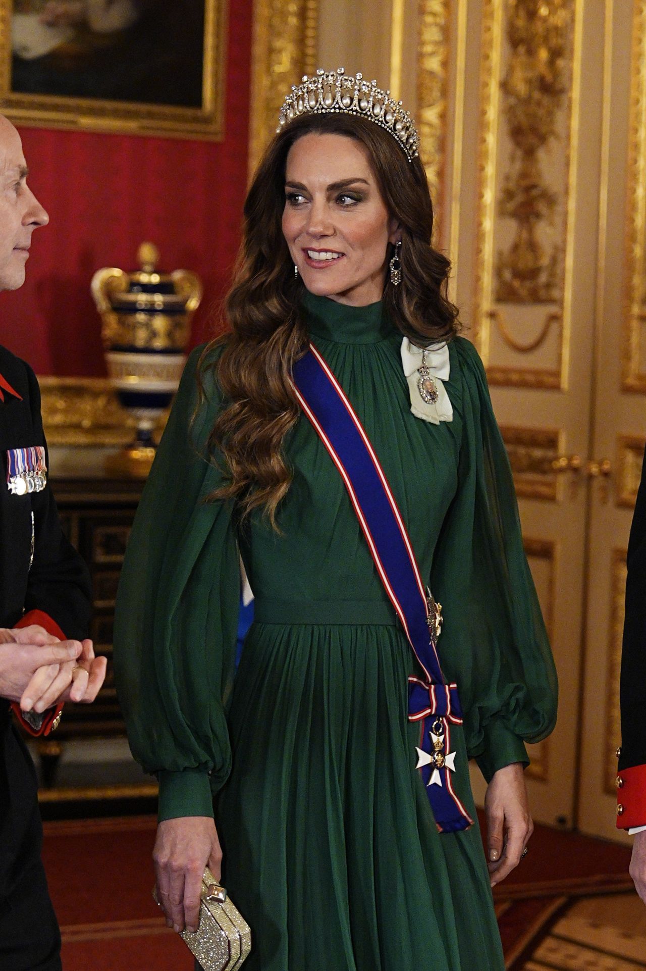 <p>Принцесата на Уелс, Кейт Мидълтън, се превърна в център на вниманието по време на държавния банкет в чест на Нигерия, организиран в замъка Уиндзор. За своята първа поява с тиара за 2026 година, 44-годишната Кейт избра емблематичното бижу Lover"s Knot (&bdquo;Любовен възел&ldquo;), инкрустирано с 19 масивни перли и десетки диаманти.</p>