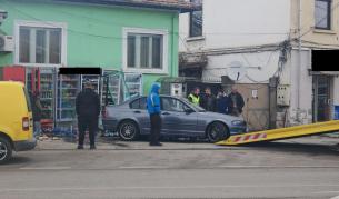 <p>Автомобил се вряза в хладилни витрини в Габрово</p>