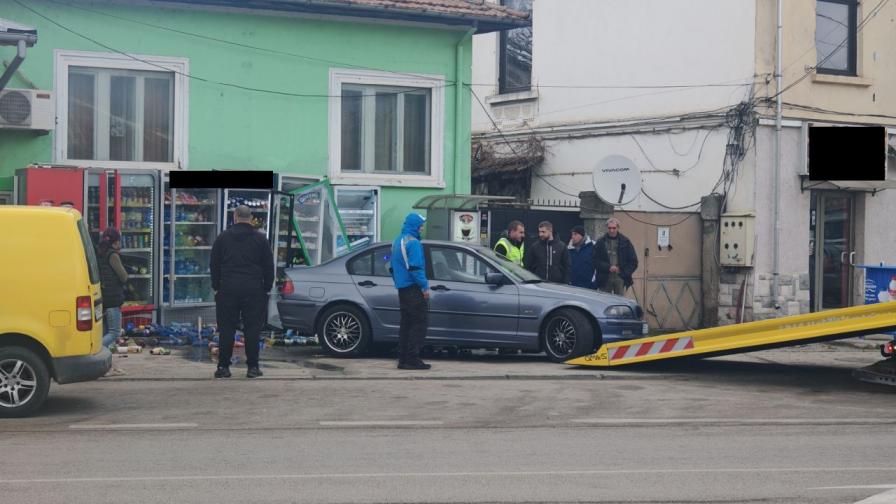 <p>Автомобил се вряза в хладилни витрини в Габрово</p>