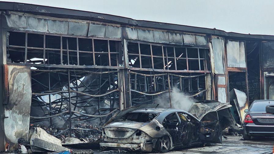 Огромен пожар в Хасково, изпепелени са 50 коли в автоморга