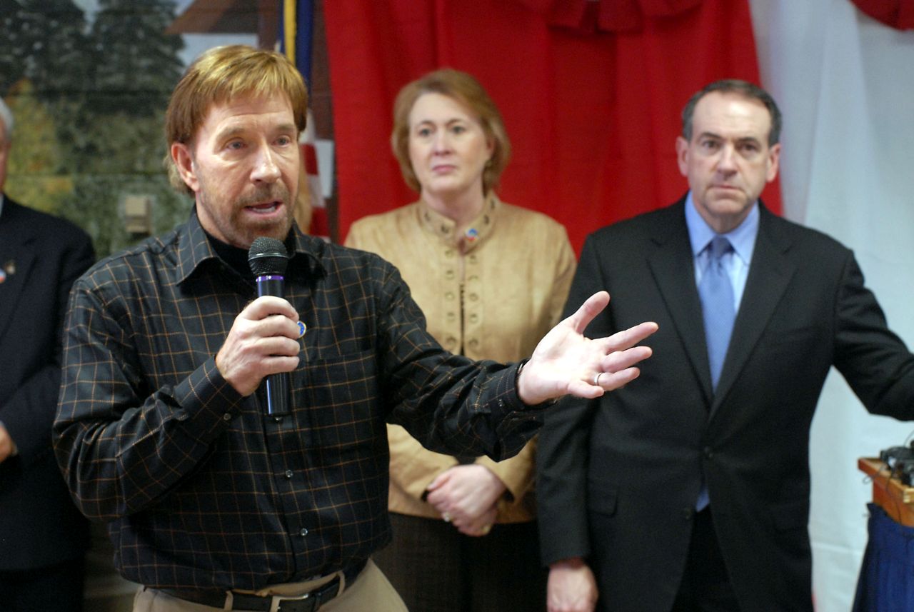 <p>Холивуд загуби своята най-голяма екшън легенда &ndash; Чък Норис почина, оставяйки след себе си десетилетия кино история. От битките с Брус Лий до &bdquo;Уокър, тексаският рейнджър&ldquo;, той се превърна в символ на несломимия дух. Вижте най-силните му моменти в кадри</p>