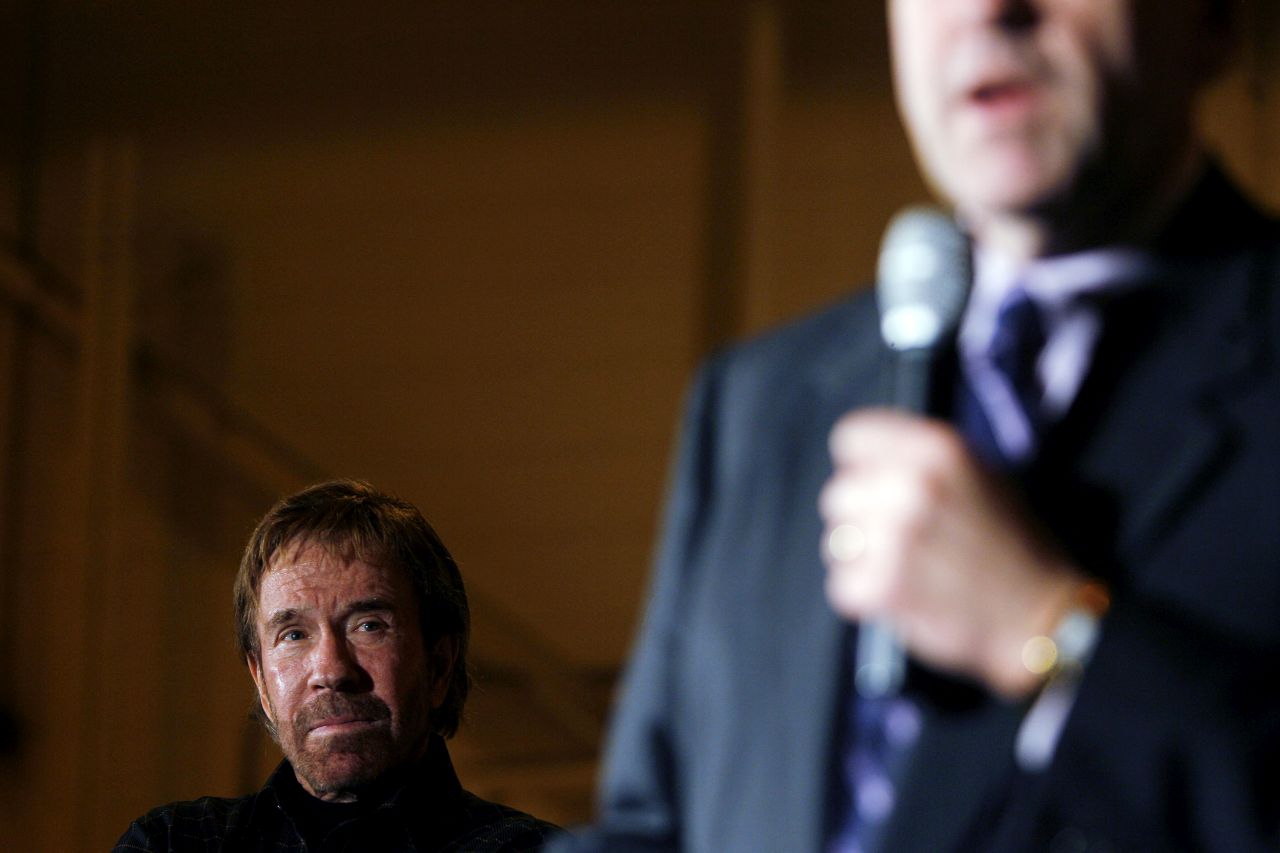 <p>Холивуд загуби своята най-голяма екшън легенда &ndash; Чък Норис почина, оставяйки след себе си десетилетия кино история. От битките с Брус Лий до &bdquo;Уокър, тексаският рейнджър&ldquo;, той се превърна в символ на несломимия дух. Вижте най-силните му моменти в кадри</p>