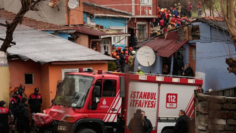 Експлозия в Истанбул, две сгради се сринаха