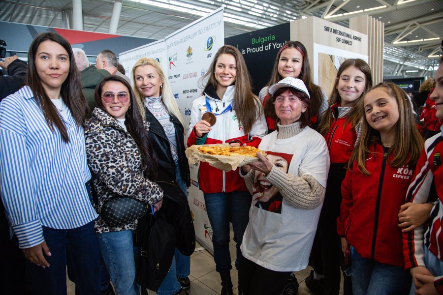 Лора Христова се завърна в България1