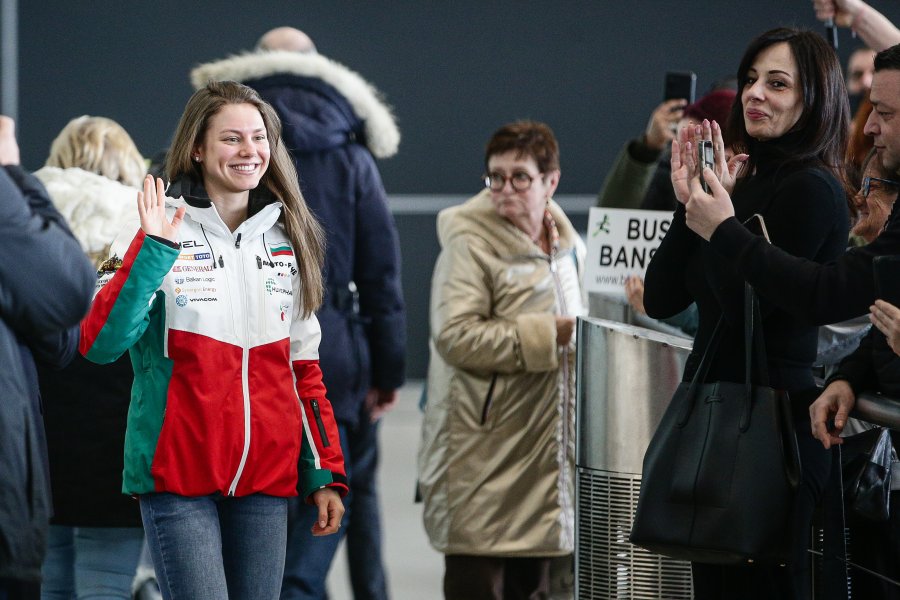 Лора Христова се завърна в България1