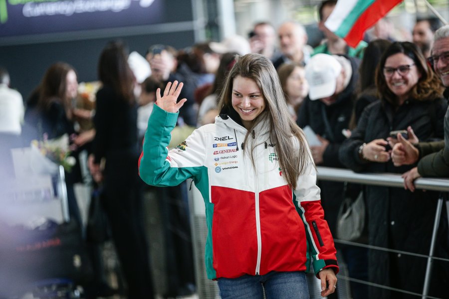 Лора Христова се завърна в България1