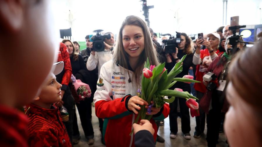 Лора Христова бе посрещната на българска земя