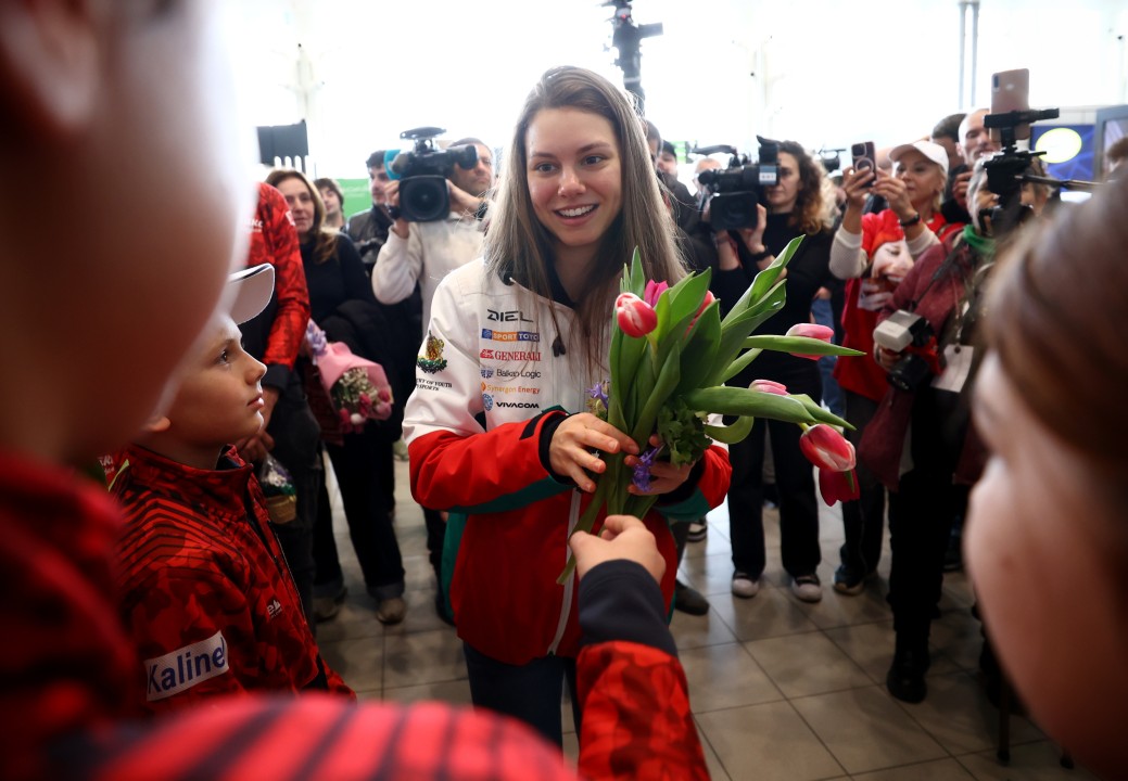 <p>Гордост, сълзи от щастие и заслужени аплодисменти! Бронзовата медалистка от Зимните олимпийски игри в Милано-Кортина Лора Христова стъпи отново на българска земя. На Терминал 2 тя бе посрещната подобаващо заедно с част от останалите ни националните състезатели по биатлон.</p>