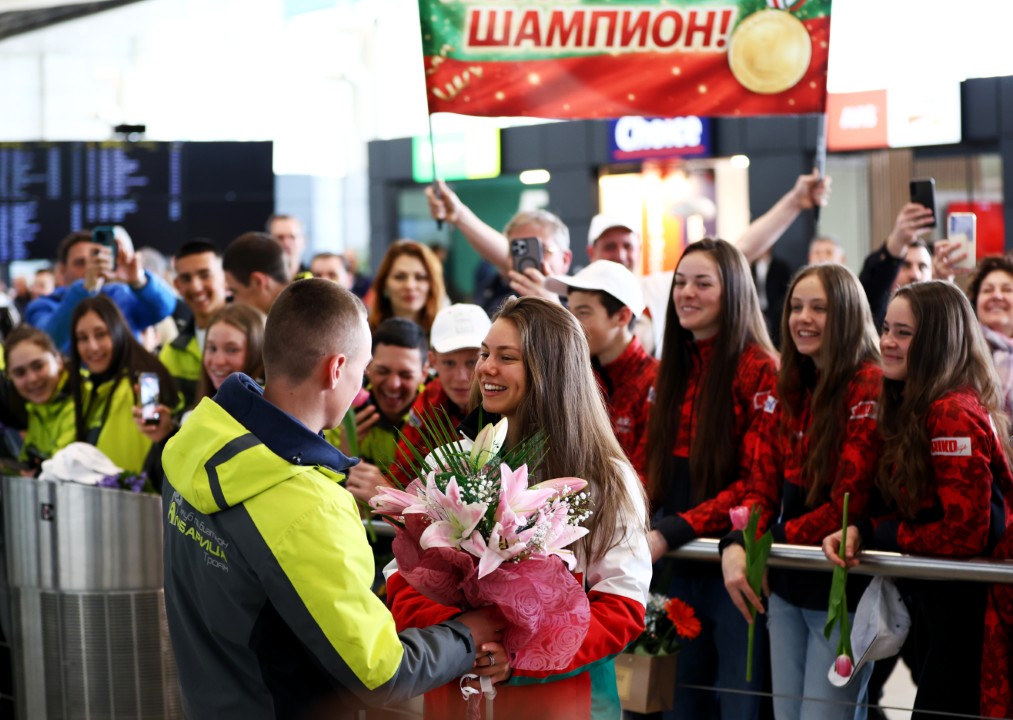 <p>Гордост, сълзи от щастие и заслужени аплодисменти! Бронзовата медалистка от Зимните олимпийски игри в Милано-Кортина Лора Христова стъпи отново на българска земя. На Терминал 2 тя бе посрещната подобаващо заедно с част от останалите ни националните състезатели по биатлон.</p>