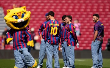 Напусна Барселона преди 20 г., но фланелката му отново е хит